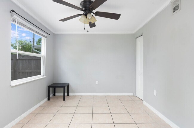 Building Photo - Charming & Rare 4-Bedroom Home in Saint Petersburg!