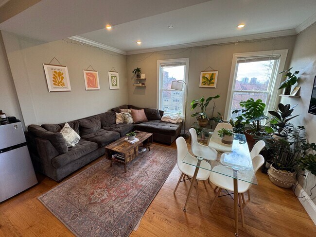 Building Photo - In-Unit Laundry, Central Heat/AC, Parking ...