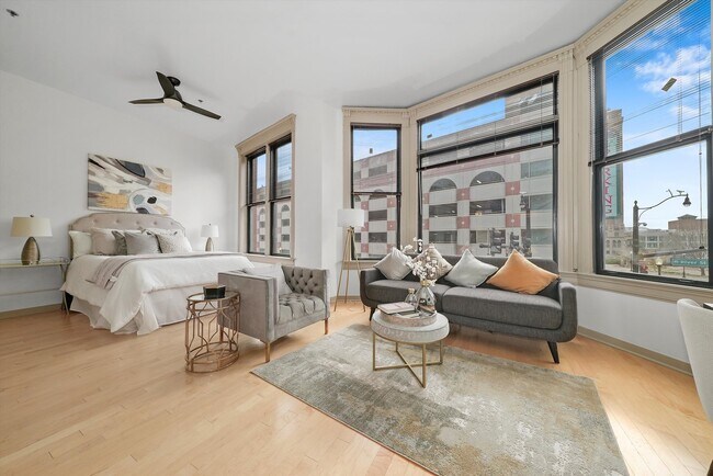 Foto del edificio - 115 W Galena Blvd