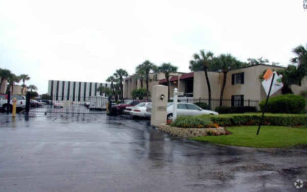 Building Photo - Siena Villas At Beach Park