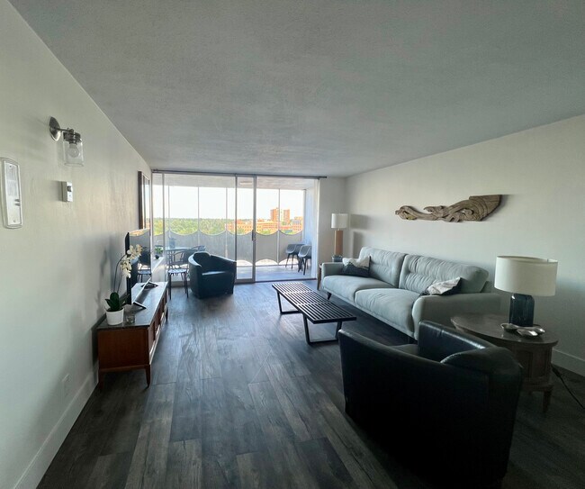 Sala de estar principal. MUCHA LUZ - 1155 Ash St