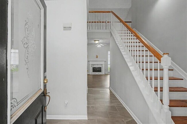 Building Photo - 665 Peachtree Trails Dr