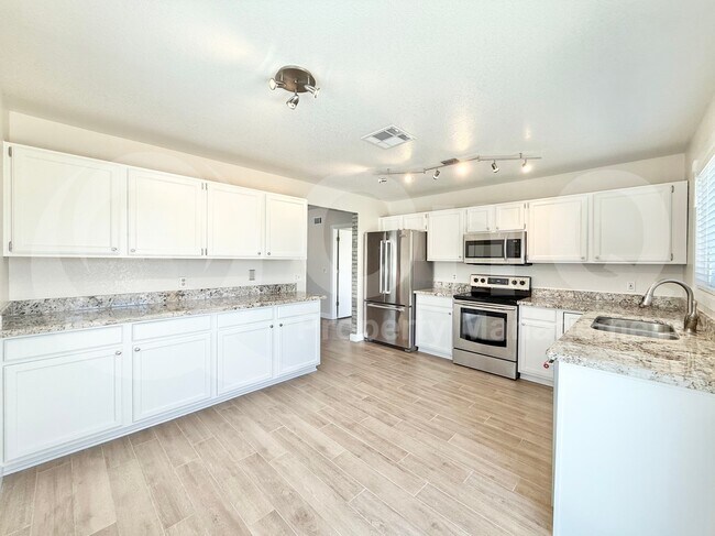 Building Photo - 537 S Danyell Dr