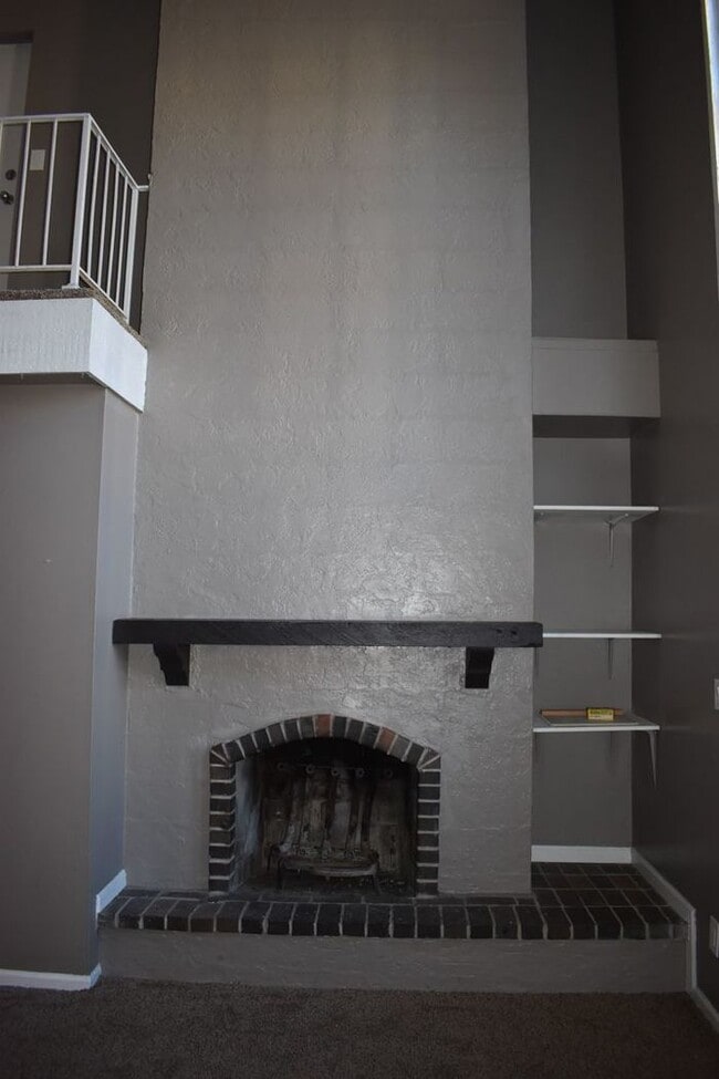 Building Photo - Nice 2 bedroom 2 story condo near Plaza!