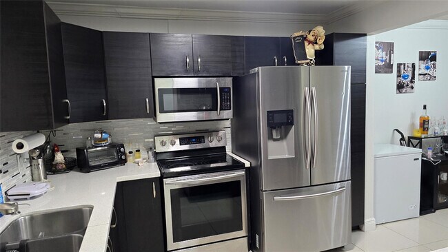 Building Photo - 5140 SW 40th Ave