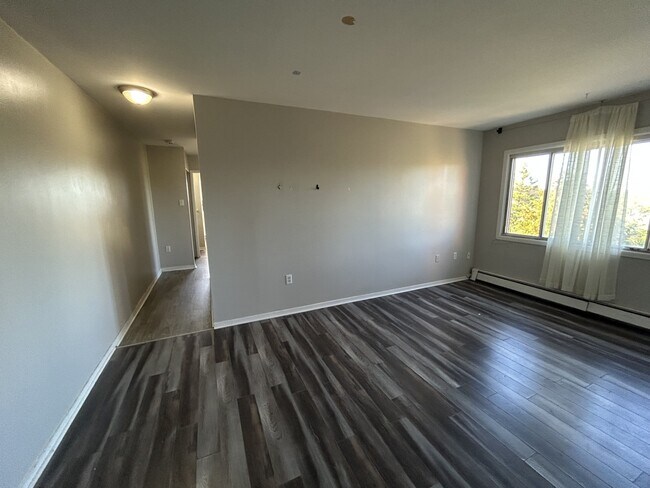 Building Photo - 15 Reading Crescent