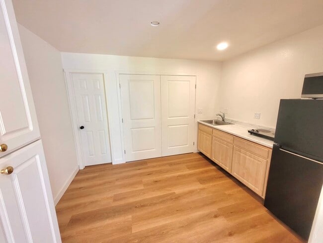 Building Photo - 1550 Encino Dr
