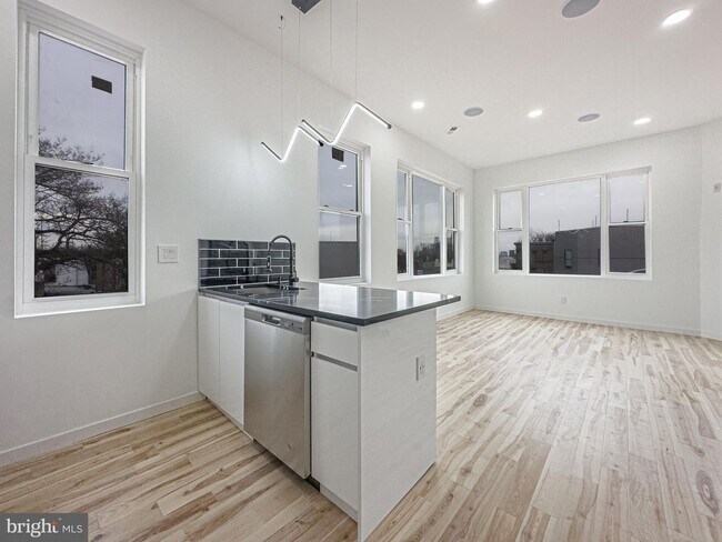 Building Photo - 3017 Ridge Ave
