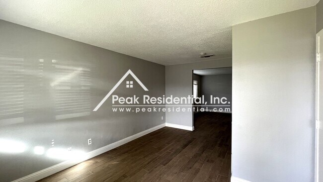 Foto del edificio - Spacious 2bd/1 ba Foothill Farms Duplex Wi...