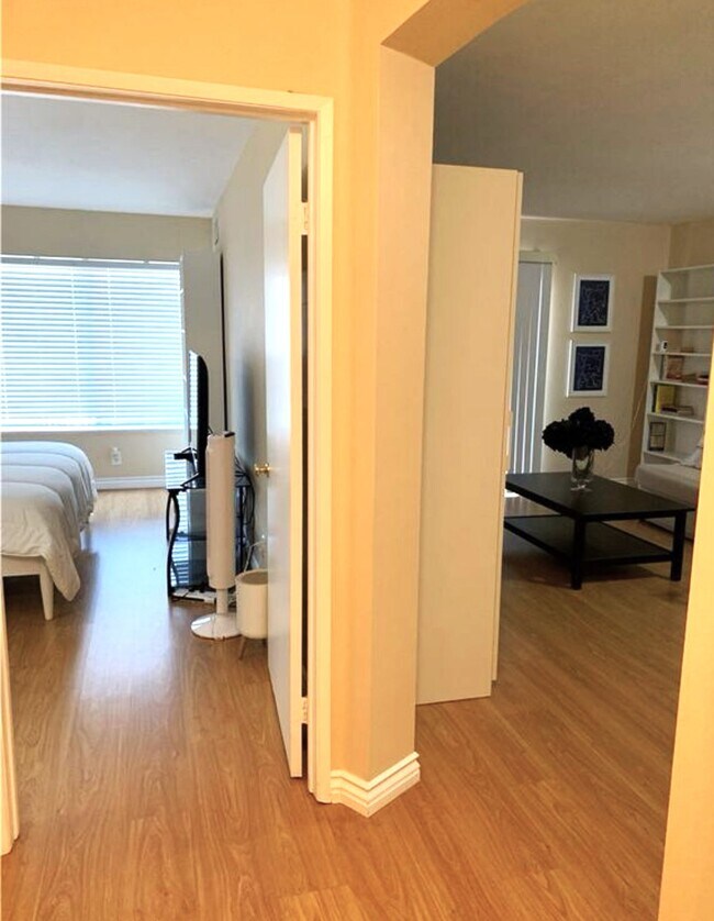 Foto del edificio - 6815 Remmet Ave