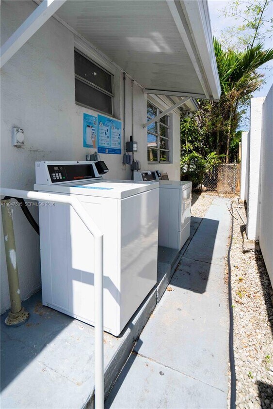 Foto del edificio - 7829 Carlyle Ave