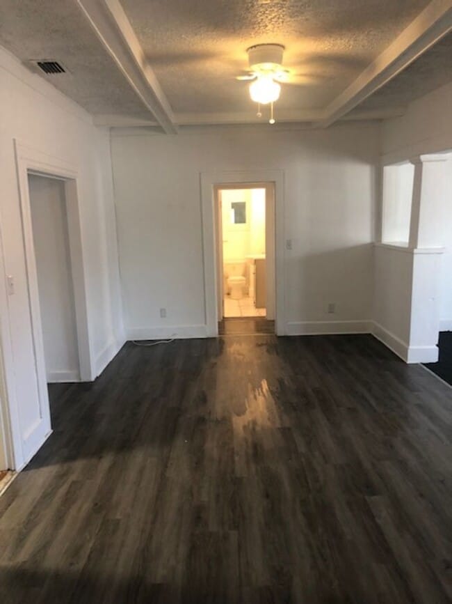 Building Photo - Lovely 3 bedroom 2 bathroom in St. Petersburg