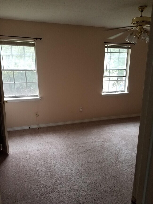 Building Photo - 381 Brookwood Lake Pl