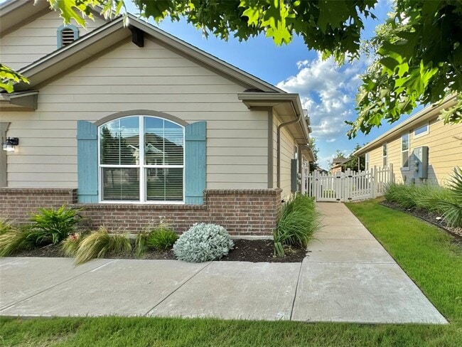 Building Photo - 1701 Logan Dr
