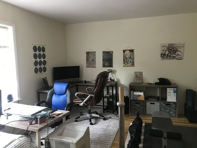 2nd bedroom - 700 E Henry Clay St