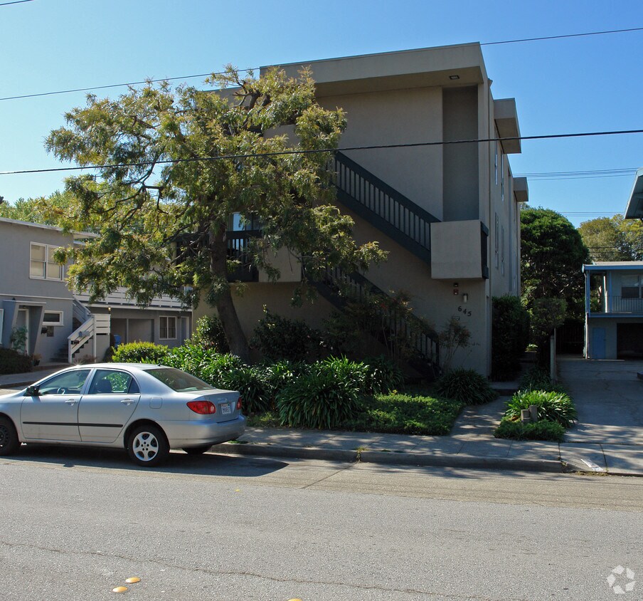 Foto del edificio - 645 Rollins Rd