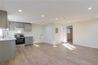 Building Photo - 10528 Hillhaven Ave