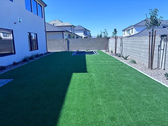 Foto del edificio - Brand New 6 Bed 4 bath home with built in ...