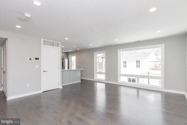 Building Photo - 712 S Sartain St