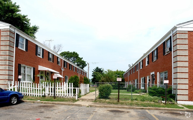 Building Photo - 823-863 N Elmhurst Rd