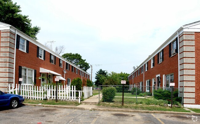 Foto del edificio - 823-863 N Elmhurst Rd