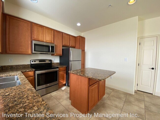 Building Photo - 4 br, 3.5 bath House - 2350 Bella Vista Dr