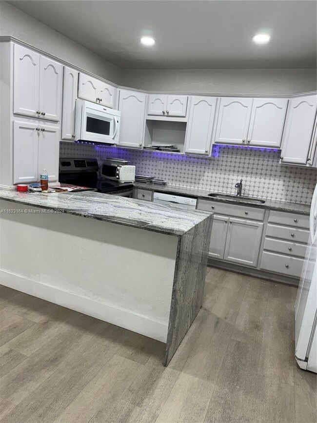 Building Photo - 600 SW 72nd Ct