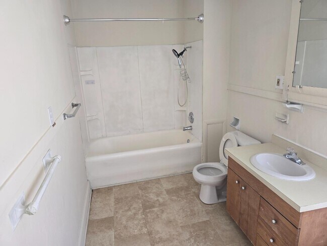 Foto del edificio - 829 1/2 Brighton Blvd - 829 1/2 Brighton Blvd upstairs