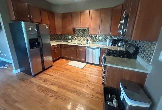 Building Photo - Spacious, Updated 2bd/1bth, Wicker Park, Avail 9/1