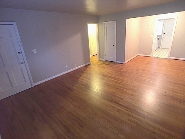 Building Photo - Hardwood Floors, Free Wi-Fi, Pet friendly!