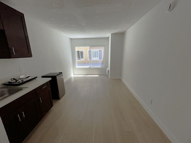 Building Photo - 535 S Catalina St