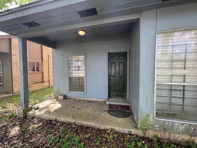 Foto del edificio - Must see 2 Bedroom Duplex off Brightside Dr. Close to LSU
