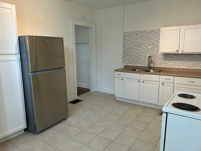 Foto del edificio - 3127 N Kenwood Ave