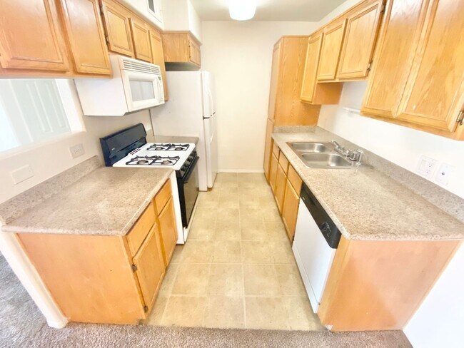 Foto del edificio - GORGEOUS 2 BEDROOM 2 BATH UPSTAIRS UNIT.