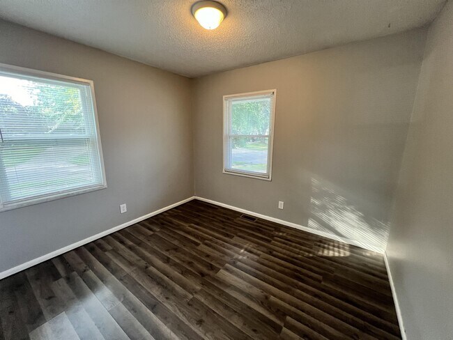 Building Photo - 221 Devonshire Dr
