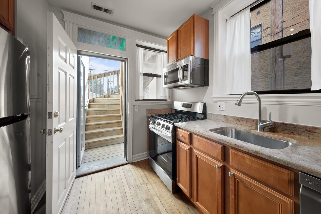 Primary Photo - 2211 W Winona St