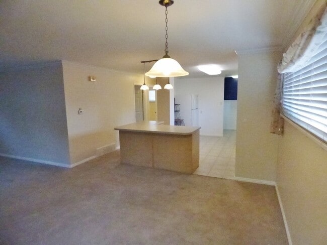 Building Photo - Great 4 Bd 2 Bath Home in Sandy