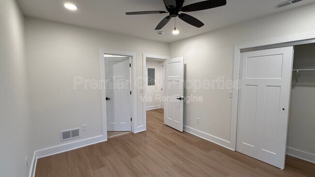 Foto del edificio - 240 Mcgregor Ave