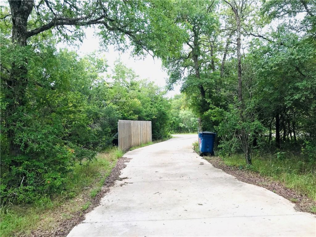 Building Photo - 140 Shady Oaks Loop