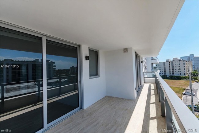 Building Photo - 9262 E Bay Harbor Dr