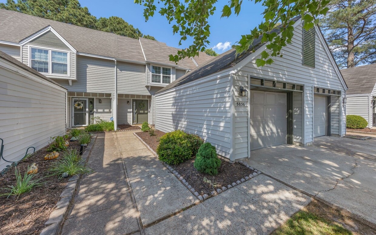 READY NOW!! 3-Bedroom Townhome w/Attached Garage! Golf Course Views - Pet Friendly - All Appliances! - READY NOW!! 3-Bedroom Townhome w/Attached Garage! Golf Course Views - Pet Friendly - All Appliances!