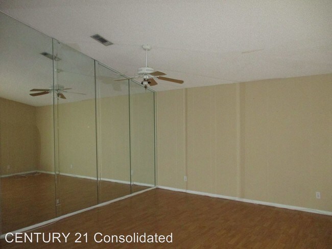 Building Photo - 920 N Sloan Ln