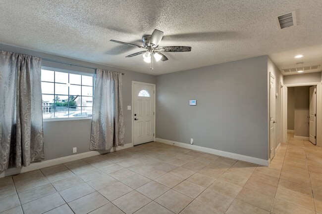 Foto del edificio - *NO HOA* LOVELY ONE-STORY 3-BEDROOM 2-BATH...
