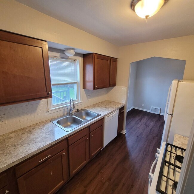 Foto del edificio - Single Family Home 4 beds 1.5 bath FOR RENT!