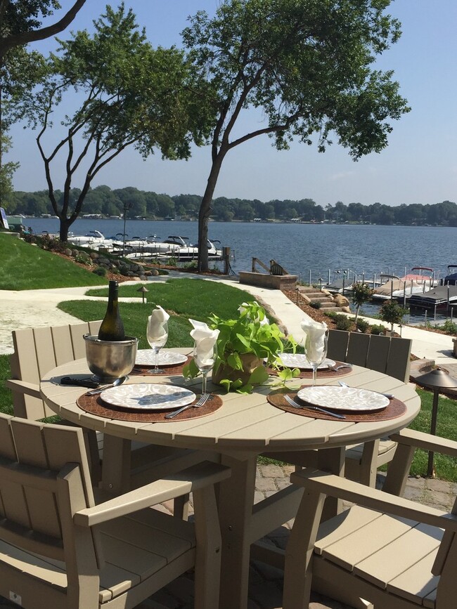 Cena al aire libre en el lago Minnetonka - Minnetonka Edgewater