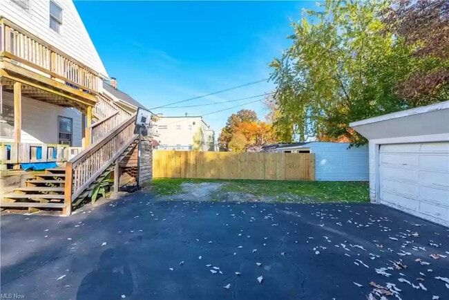 Back Porch & Parking - 1299 Lakeland Ave