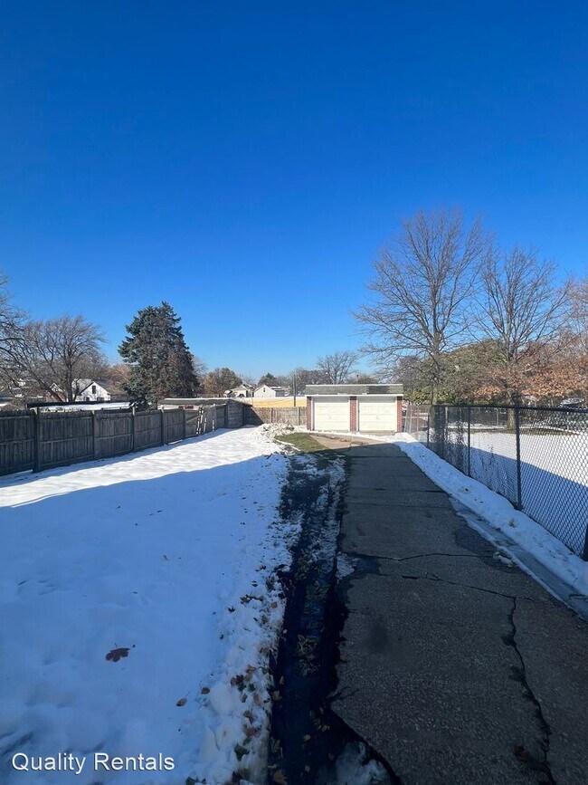 Building Photo - 4 br, 1 bath House - 432 E 4TH