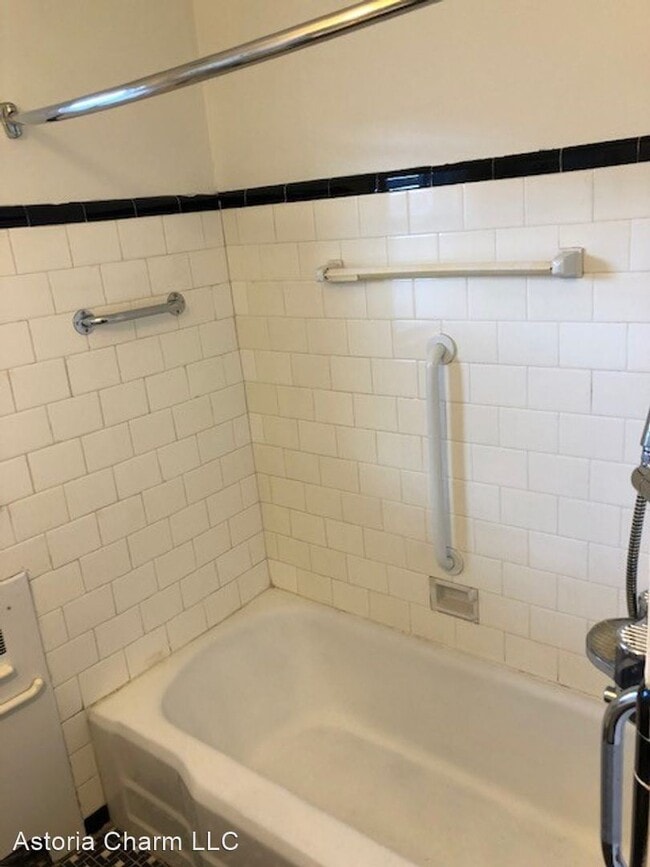 Building Photo - 3 br, 2.5 bath House - 3005 Mondawmin Ave