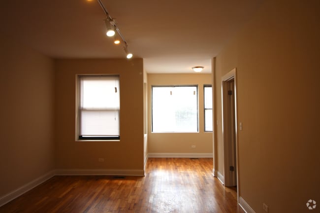 Building Photo - 5003 N Sawyer Ave