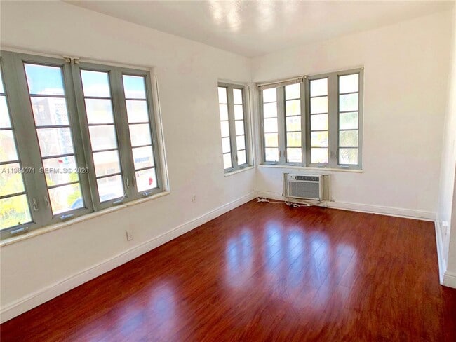 Building Photo - 901 Collins Ave